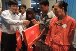 18.500 người nghèo và cận nghèo được tặng thẻ bảo hiểm y tế 2430 Thumb