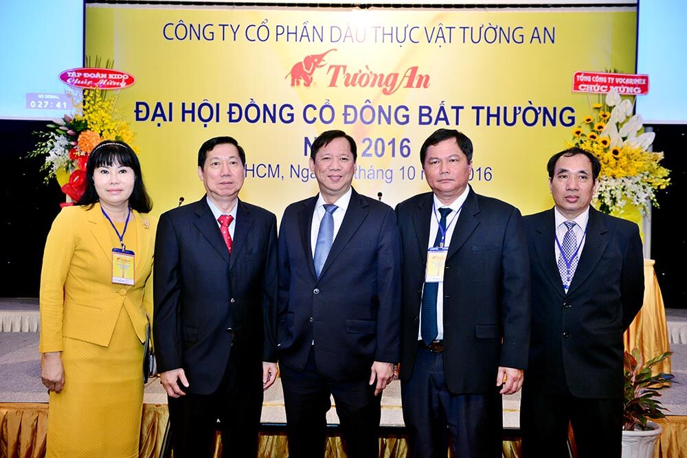 Ngày 6-10, đại hội cổ đông bất thường của công ty cổ phần Dầu thực vật Tường An (TAC) đã bầu bổ sung hai thành viên Hội đồng quản trị nhiệm kỳ còn lại 2012- 2017 là ông Trần Lệ Nguyên (giữa) và bà Nguyễn Thị Hạnh (trái).